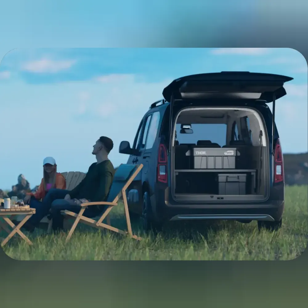<p>専用アクセサリー「Agre Storage &amp; Bed Kit」を設定。ラゲッジルームに設置するだけでストレージモードと車中泊対応のベッドモードの2パターンが使用可能。展開時のベッドサイズは縦1,800mm×幅1,200mmで、大人2名の就寝が可能。5人乗り・7人乗り双方対応。</p>