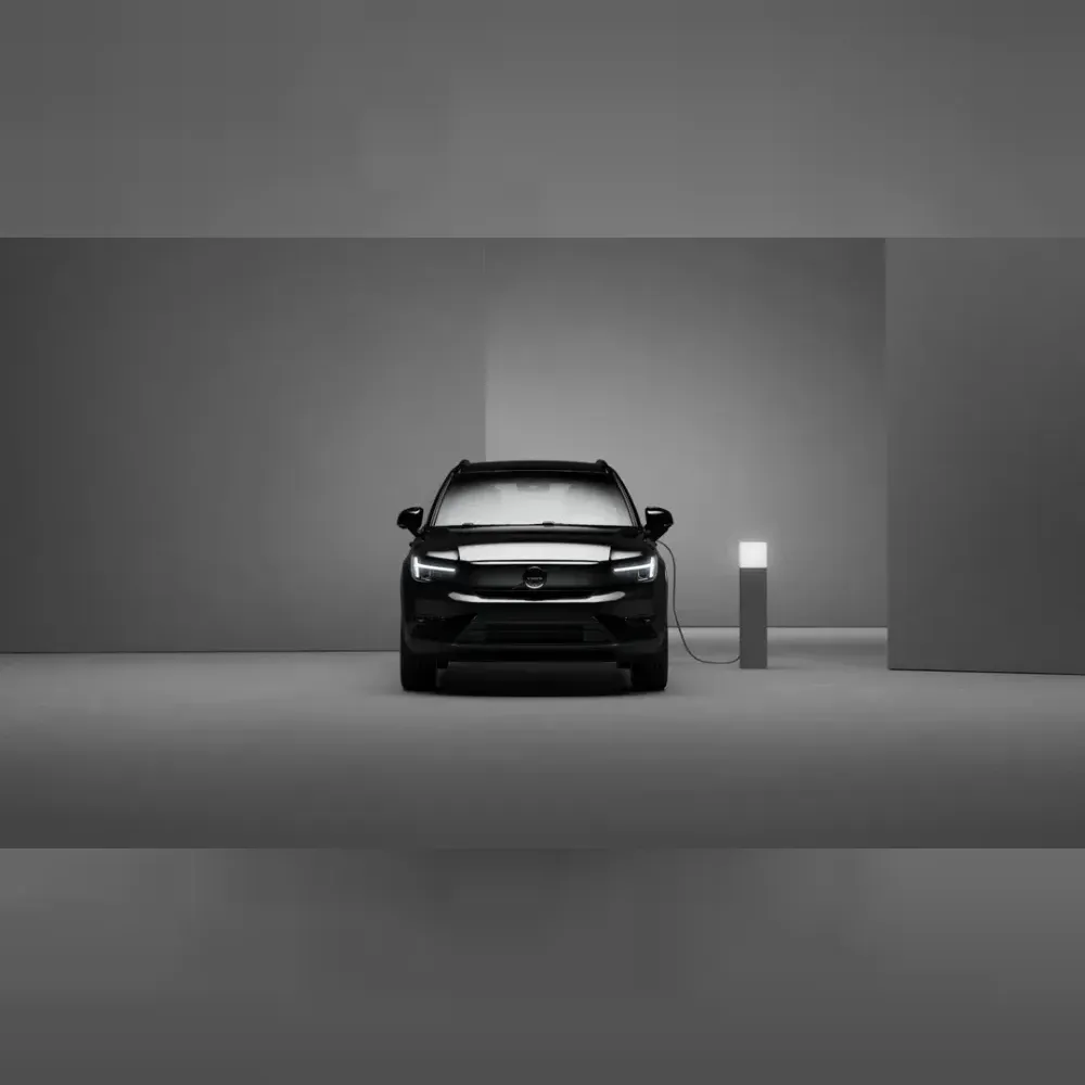 <p>EX40 Black Edition は完全電動SUVとして展開され、ゼロエミッション走行に対応。都市部の短距離移動から休日のドライブまで、充電を前提とした現代的なライフスタイルに適応。</p>