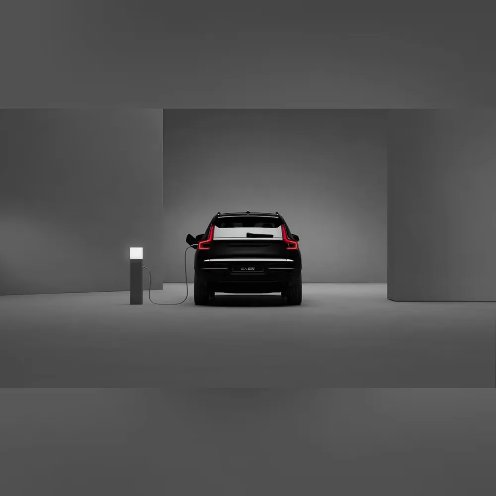 <p>EX40 Black Edition は完全電動SUVとして展開され、ゼロエミッション走行に対応。都市部の短距離移動から休日のドライブまで、充電を前提とした現代的なライフスタイルに適応。</p>