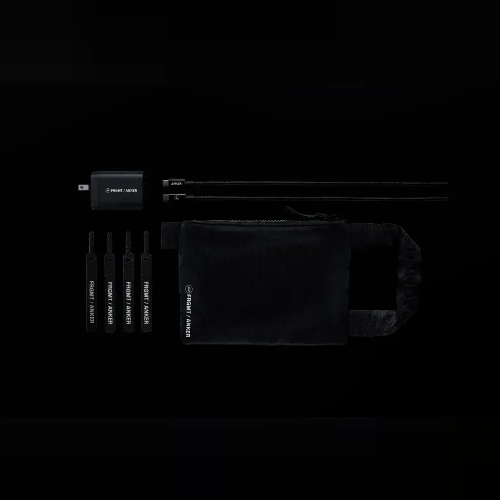 <p>高耐久ナイロン製のUSB-C &amp; USB-Cケーブルと、充電器とケーブルを収納できるオリジナルポーチが付属。整理整頓が容易で、持ち運びに便利。</p>