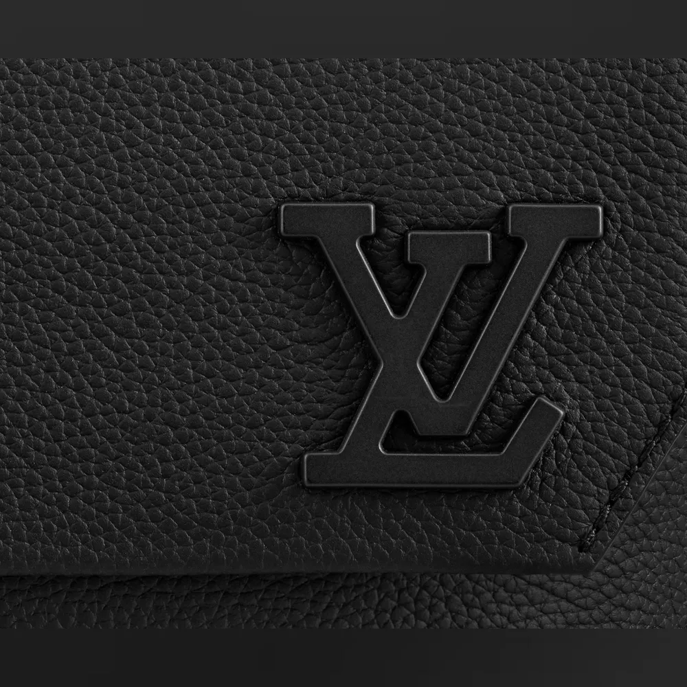 <p>23.5×18×7cmのサイズで、スマートフォンやコンパクトな財布、ノートやイヤホンなどの必需品を収納可能。日常使いに適したデザイン。</p>