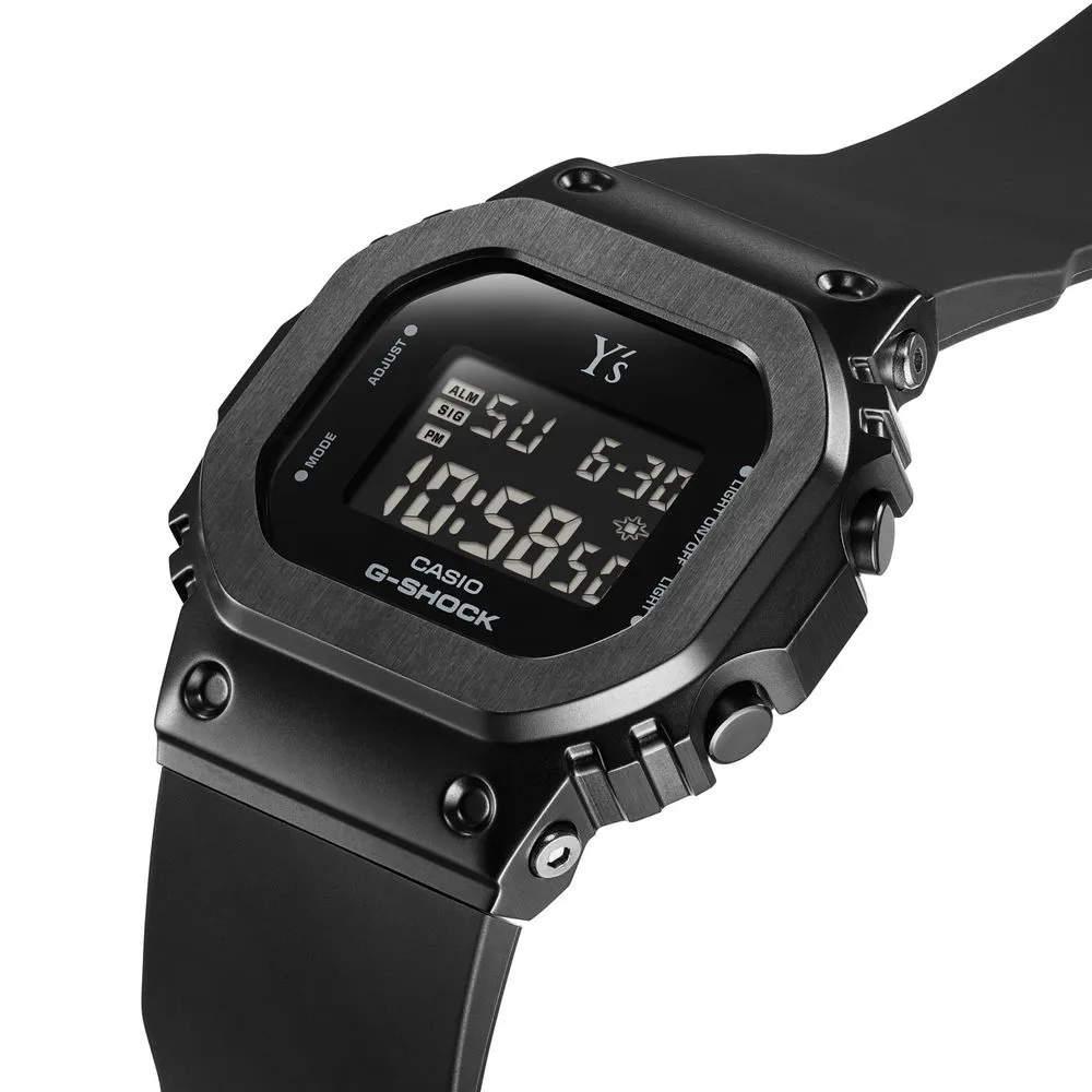 <p>G-SHOCKスクエアモデルを小型化したメタルベゼル仕様を採用。ケースやベゼルなどパーツごとに異なる仕上げにより、質感の違いを楽しめる。</p>