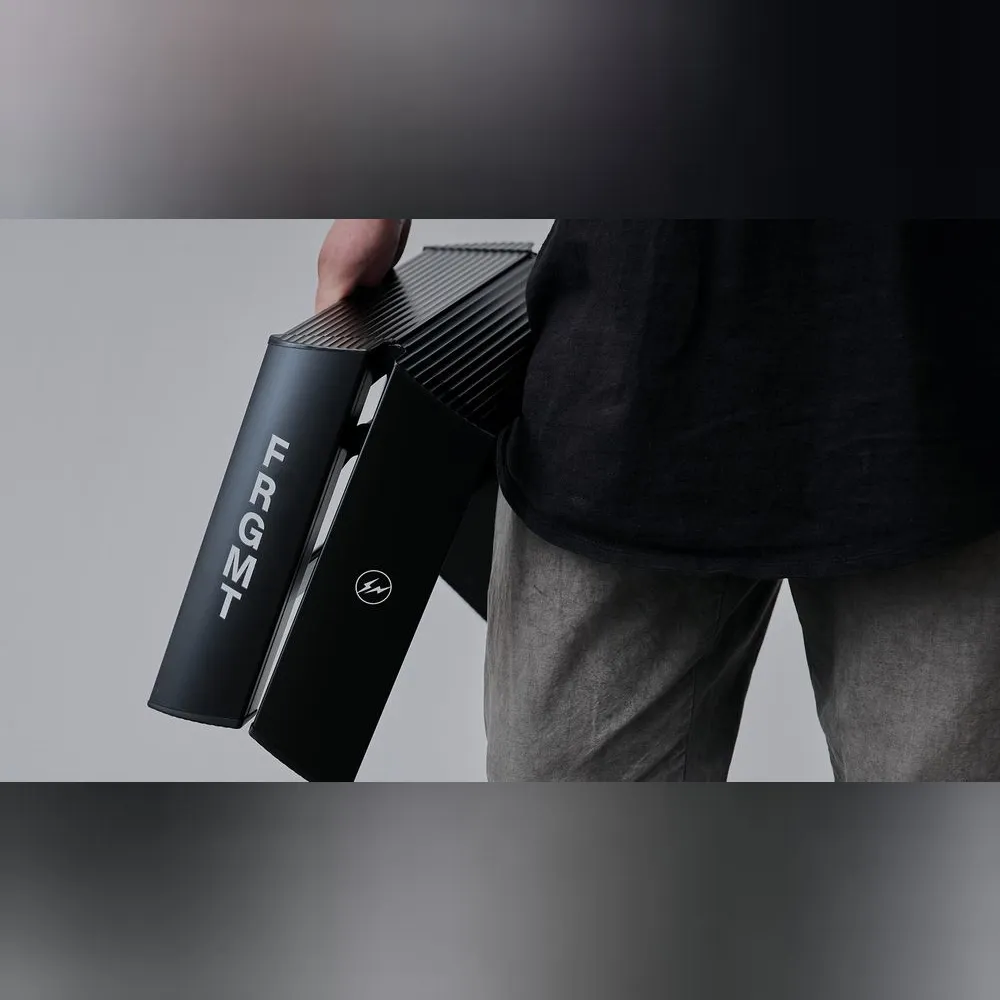<p>全2弾のコラボレーションでデザインも第1弾と第2弾で異なる。第1弾はマットブラックのボディにホワイトのフラグメントロゴをあしらったデザイン。</p>