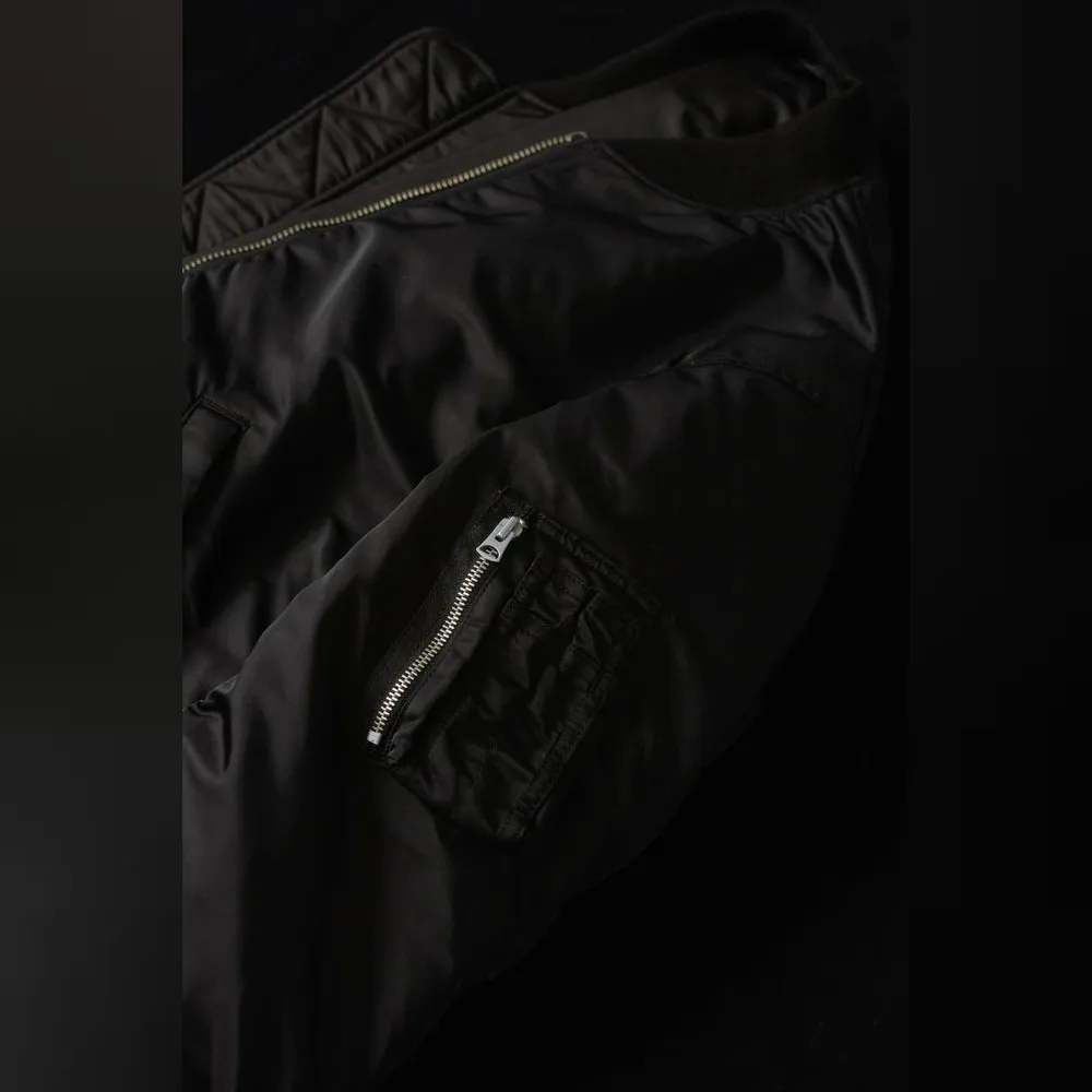 <p>インラインの真鍮ジップ仕様と異なり、BIOTOP別注モデルはブラックボディにアルミ製シルバージップを採用。ジップの色を変えるだけのシンプルな別注だがBIOTOPらしいモダンな仕上がりに。</p>