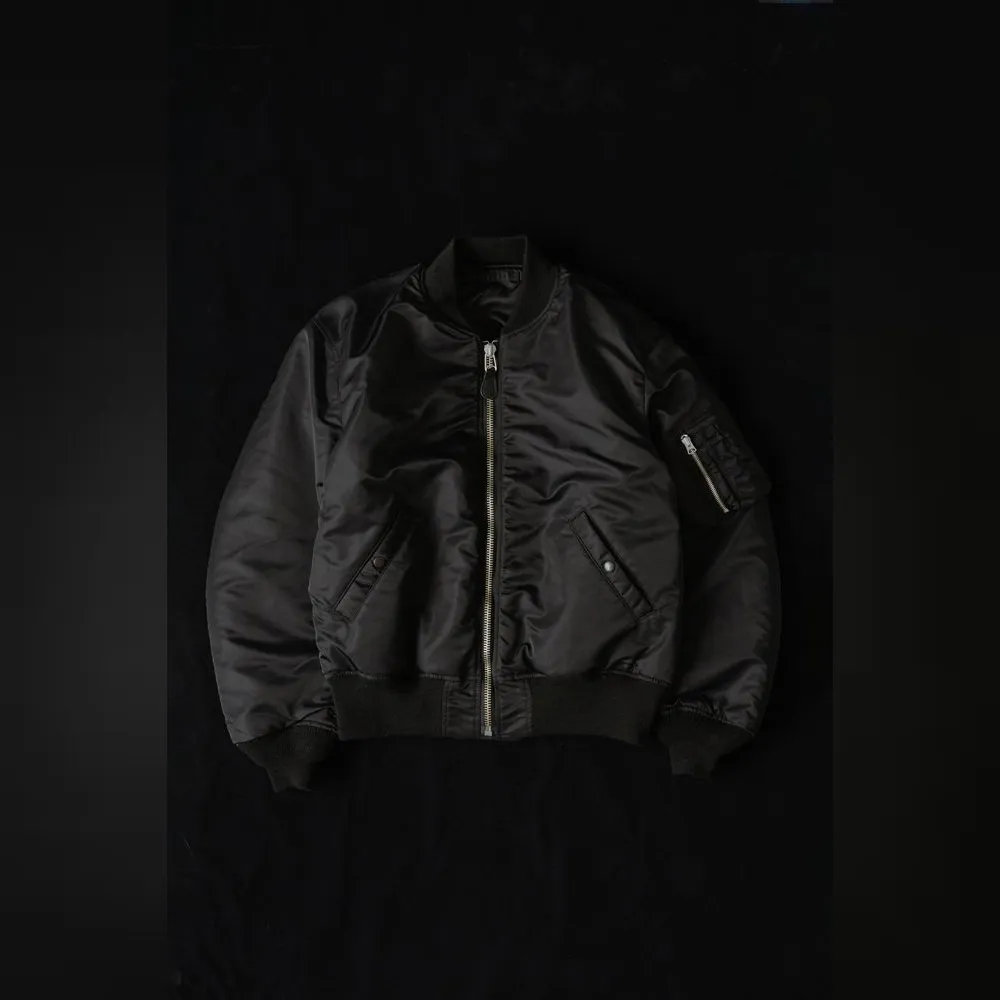 <p>1953〜1960年のMA-1をベースとしつつ、着丈短めのボックスシルエットを採用。動きやすく重ね着しやすい形状で、様々な日常スタイルに合わせられる。</p>
