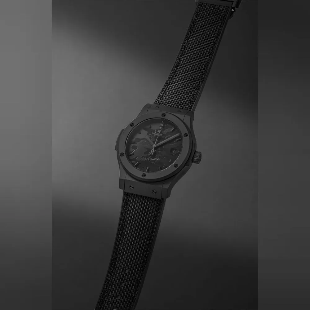 <p>ファブリックとラバーを組み合わせたストラップは、日々の着用に柔軟なフィット感と耐久性を提供。長時間の使用でも快適な装着感を実現。</p>