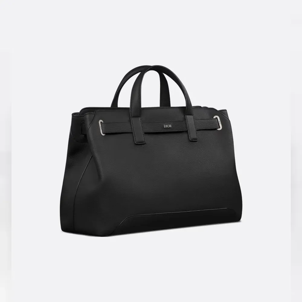 <p>「Dior Icons」カーフスキンを使用し、Dior Normandieシグネチャー入りアイレットを配したトートバッグ。調節可能なレザーストラップで、閉めることも、開けたままにすることも可能。</p>