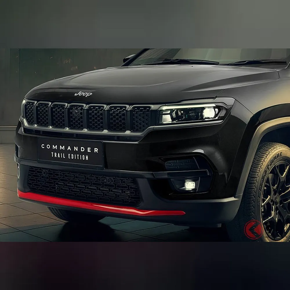 <p>Jeep®伝統の7スロットグリルとLEDヘッドライトが、洗練されたエクステリアデザインを演出。都市の街並みにも自然の中にも溶け込むスタイル。</p>