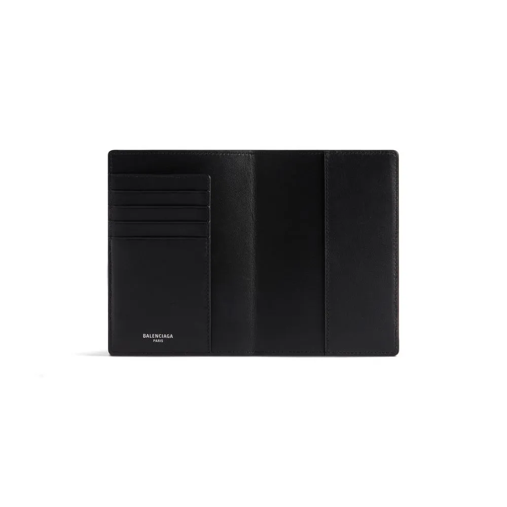 <p>4つのカードスロットと1つのフラットポケットを備え、パスポートやカード類を整理して収納可能。</p>