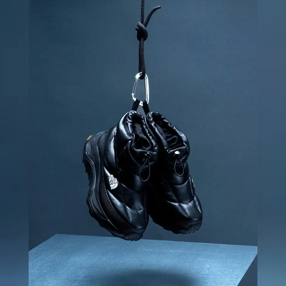 <p>ハイブリッドブーティはDREAMフォームミッドソールとVibram®アウトソールを搭載し、700フィルダウンで断熱。街中から山頂まで幅広い環境で快適に使える。</p>