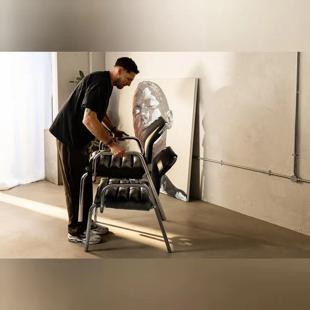 <p>最大4脚まで重ねて収納が可能なスタッキング仕様。限られたスペースでも複数利用や整理がしやすく、オフィスや自宅を問わず柔軟に活用できる。</p>