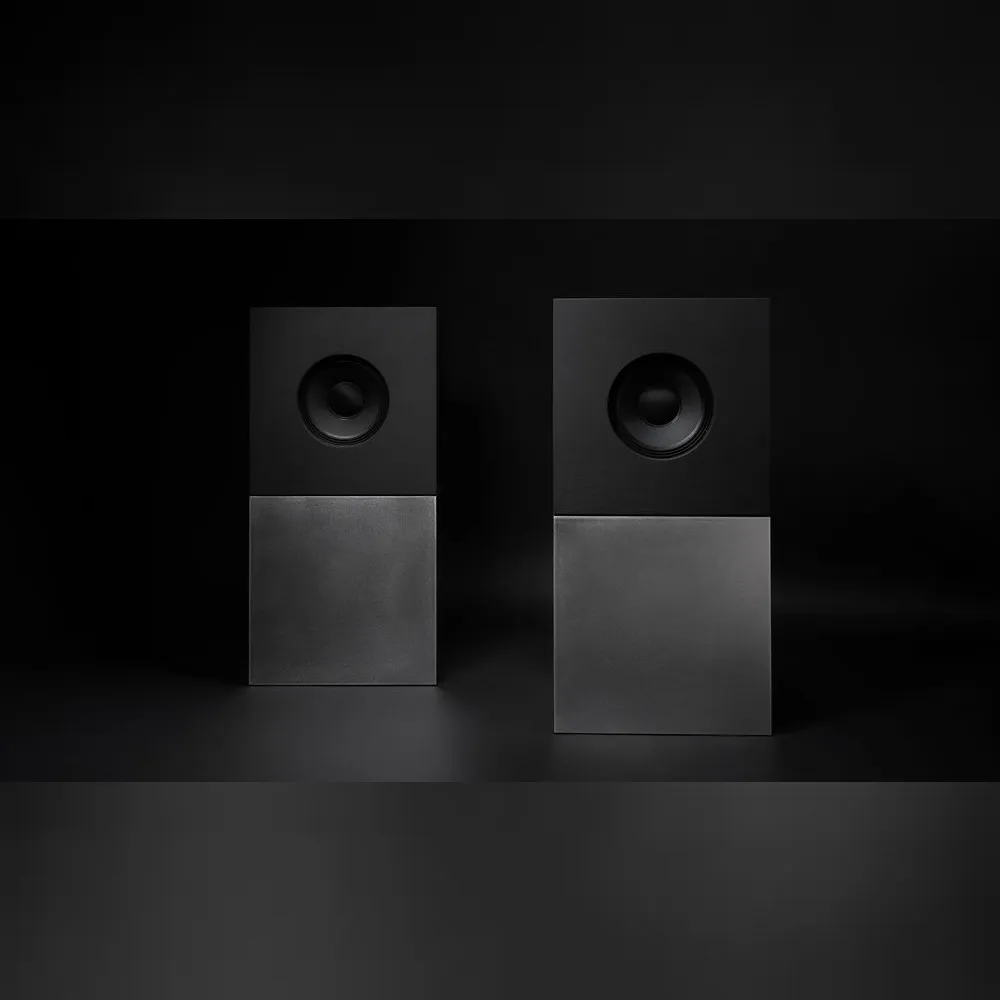 <p>25kgのスチール製ベースで安定。合計約80kgのシステム重量により、日常使用での振動やズレに強く、設置後の安定性が保たれる。</p>