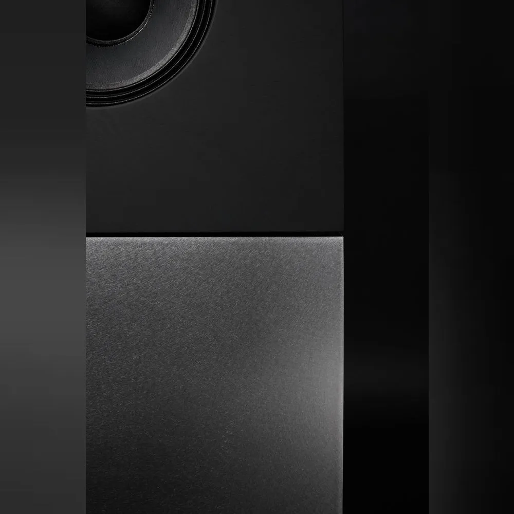 <p>アナログRCAやオプティカルなど複数端子で簡単接続。ターンテーブルやストリーマーにも直接繋げられ、日常的な音楽体験が拡張できる。</p>