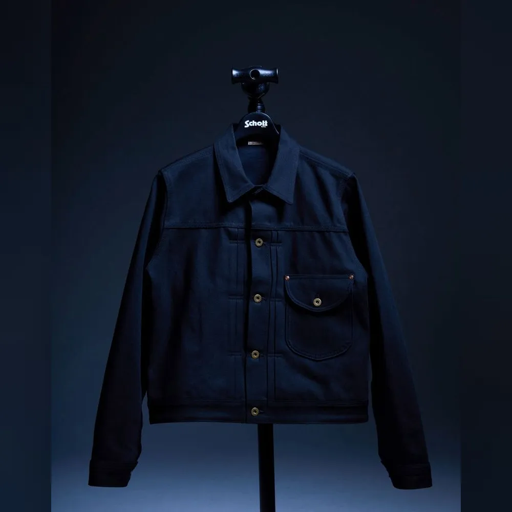 <p>1930年代後半のCOWBOYシリーズデザインを現代的に再構築。当時仕様のボタンやシンチバック、トリコロールタグなど、細部まで忠実に再現しヴィンテージ感を楽しめる。</p>