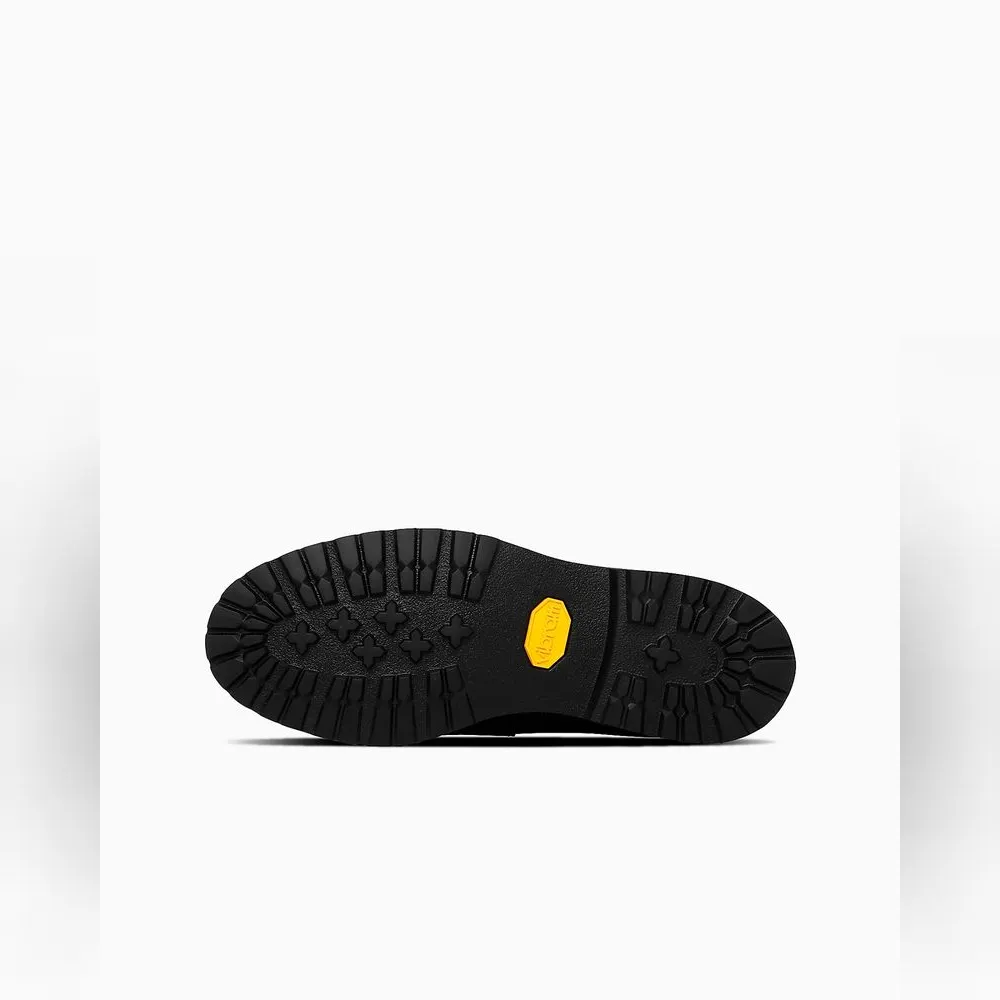 <p>軽量で耐久性に優れたVibram®ソールを採用。長時間の歩行でも快適な履き心地を提供。</p>