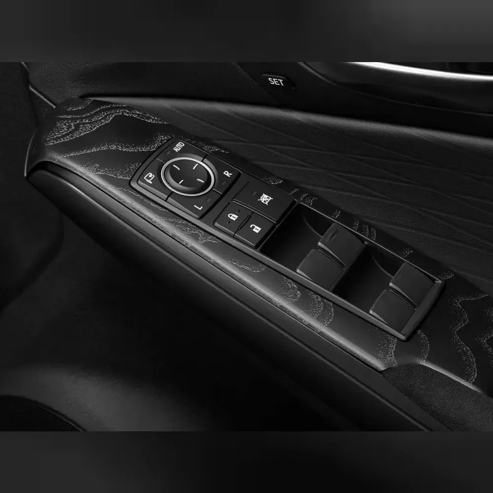 <p>パワーウインドゥスイッチベース部もアッシュ材を銀墨色に仕上げた専用デザイン。</p>